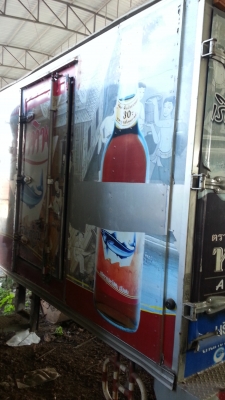 ตู้แห้ง สี่ล้อเล็ก 1.9x3 เมตร ภายในเป็นไม้ มีประตูด้านข้างด้วย