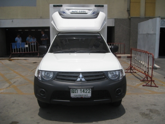 รถ Pickup Mitsubishi Triton ตีตู้ Frozen  3 คัน