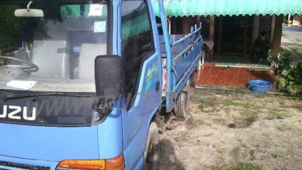 รถบรรทุก 4 ล้อกลาง ISUZU NKR 100 แรงม้า ปี 2546