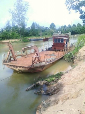 เรือเหล็กบรรทุกรถข้ามฟาก ยาว 15 เมตร เครื่อง EH700 พร้อมเกียร์