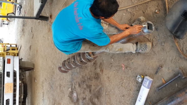 รับทำสว่านเจาะดินเสาไฟฟ้า0815667535