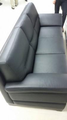 โซฟาเบาะหนังสีดำ สามที่นั่ง ยี้ห้อ Modernform