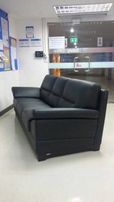 โซฟาเบาะหนังสีดำ สามที่นั่ง ยี้ห้อ Modernform