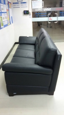 โซฟาเบาะหนังสีดำ สามที่นั่ง ยี้ห้อ Modernform