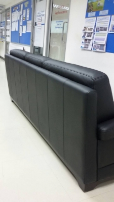 โซฟาเบาะหนังสีดำ สามที่นั่ง ยี้ห้อ Modernform