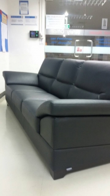 โซฟาเบาะหนังสีดำ สามที่นั่ง ยี้ห้อ Modernform