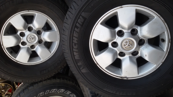 ขายล้อขอบ15 6รูพร้อมยาง265 70 15มิสลินปี13ชุดละ6500