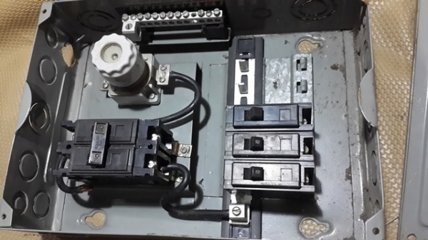 ตู้โหลดเซนเตอร์ พร้อมเบรคเกอร์