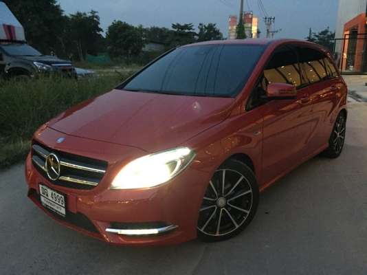 ขาย BENZ B180 ปี 2013 สีแดงสด หายากมาก รุ่น top สุดของรุ่น 180