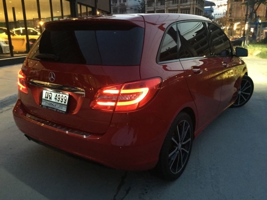 ขาย BENZ B180 ปี 2013 สีแดงสด หายากมาก รุ่น top สุดของรุ่น 180
