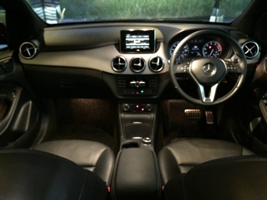 ขาย BENZ B180 ปี 2013 สีแดงสด หายากมาก รุ่น top สุดของรุ่น 180