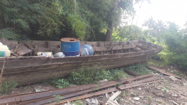 ขายเรือ  ทะร่า  หรือเรือขนของทำเขื่อน  ไม้สักทั้งลำ