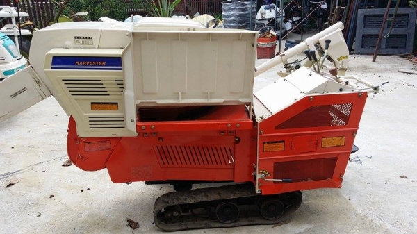 รถนวดข้าวเดินตาม เก่าญี่ปุ่น KUBOTA สภาพอย่างสวย เป็นแทรคยาง