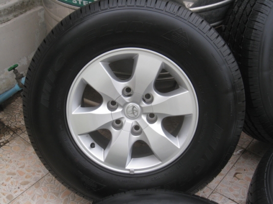 ขายล้อแม็กป้ายแดง Vigo 16"พร้อมยางปี14 สนใจติดต่อเล็กคลองสามครับ 081-3747940