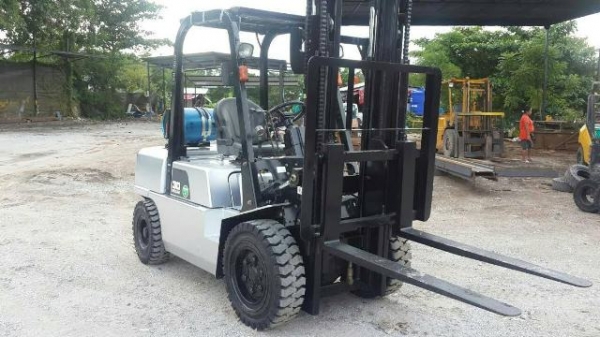 ขายรถยก 3 ตัน ยี่ห้อ NISSAN สภาพดีมาก ติดแก๊สสภาพ 90 \%