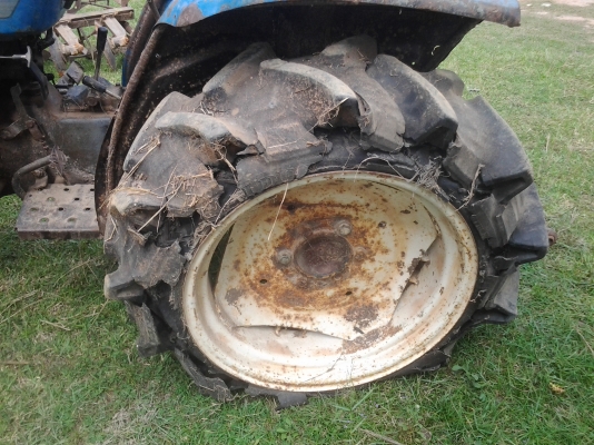 ขายตามสภาพรถไถนาอิซากิ22แรงตามสภาพยางแตก2เส้นเครื่องติดได้