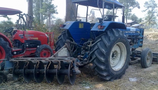 FORD 6600 T3 เพลาเดียว รถสวยจัดครับพร้อมทำงานได้เลย เครื่อง T3 แน่นแรงดีมากไม่เยิ้ม ช่วงล่างดี อุปกรณ์ครบพร้อม มีใบดันหน้า ผานพรวนดิน 6 ยางสภาพดีประมาณ 70\% พร้อมใช้งาน เอกสารสัญญาซื้อขาย ราคาต่อรองได้ครับ