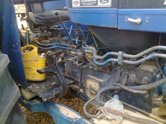 FORD 6600 T3 เพลาเดียว รถสวยจัดครับพร้อมทำงานได้เลย เครื่อง T3 แน่นแรงดีมากไม่เยิ้ม ช่วงล่างดี อุปกรณ์ครบพร้อม มีใบดันหน้า ผานพรวนดิน 6 ยางสภาพดีประมาณ 70\% พร้อมใช้งาน เอกสารสัญญาซื้อขาย ราคาต่อรองได้ครับ
