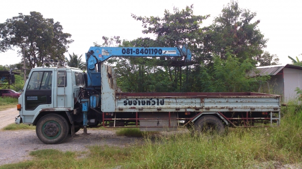 รถบรรทุกติดเครน 6 ล้อ