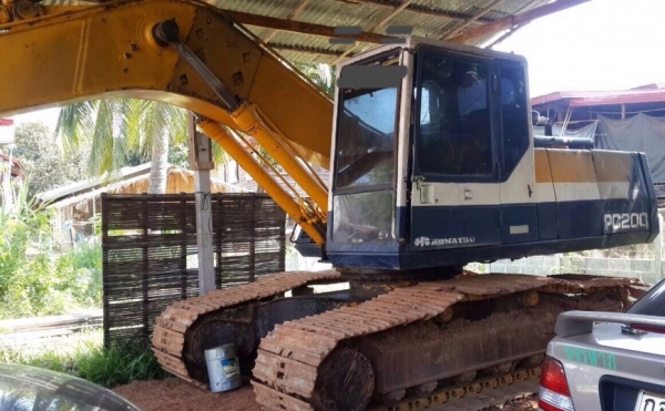 KOMATSU PC 200-5 คอนโทรลสั้น รถสภาพดีพร้อมใช้งานได้เลยครับ เครื่องเดิมปั๊มเดิมทำงานเร็วไม่โหลด ภายในเก๋งสะอาด หน้าจอครบพร้อม ช่วงล่างเอวแน่น โซ่ใบแทรกหนาดีประมาณ 70\% พร้อมทำงานได้เลย เอกสารสัญญาซื้อขาย ราคาต่อรองได้ครับ