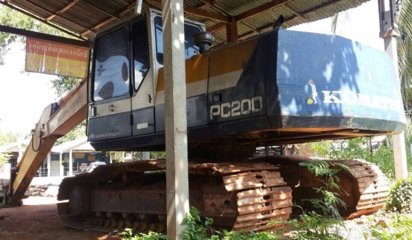 KOMATSU PC 200-5 คอนโทรลสั้น รถสภาพดีพร้อมใช้งานได้เลยครับ เครื่องเดิมปั๊มเดิมทำงานเร็วไม่โหลด ภายในเก๋งสะอาด หน้าจอครบพร้อม ช่วงล่างเอวแน่น โซ่ใบแทรกหนาดีประมาณ 70\% พร้อมทำงานได้เลย เอกสารสัญญาซื้อขาย ราคาต่อรองได้ครับ