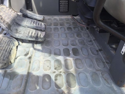 ขายรถแบคโฮ KOMATSU PC130-6 ระบบไฟฟ้าเต็ม ปี 2002 บูมยาวพิเศษ ใบแทร็ค 60 สภาพสวยมาก รถนอกนำเข้า มีVDOครับ ขายรถแบคโฮ KOMATSU PC130-6 ระบบไฟฟ้าเต็ม ปี 2002 บูมยาวพิเศษ ใบแทร็ค 60 สภาพสวยมาก รถนอกนำเข้า มีVDOครับ