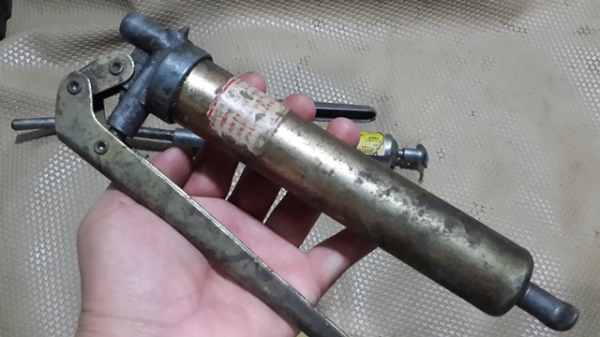 มืออัดจารบี ญี่ปุ่ สภาพอัดได้ดีทั้งคู่นะครับไม่มีรั่วนะเพียงแต่ หาปลายใส่เอานะ