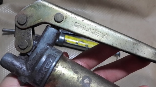 มืออัดจารบี ญี่ปุ่ สภาพอัดได้ดีทั้งคู่นะครับไม่มีรั่วนะเพียงแต่ หาปลายใส่เอานะ