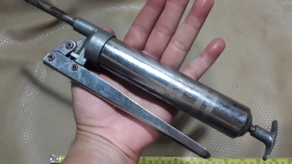 มืออัดจารบี ญี่ปุ่ สภาพอัดได้ดีทั้งคู่นะครับไม่มีรั่วนะเพียงแต่ หาปลายใส่เอานะ