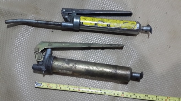 มืออัดจารบี ญี่ปุ่ สภาพอัดได้ดีทั้งคู่นะครับไม่มีรั่วนะเพียงแต่ หาปลายใส่เอานะ