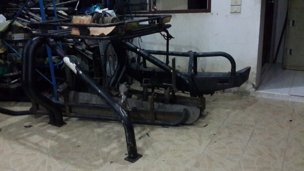 กันชนหน้า กันชนหลัง พร้อมถาดวินซ์ ไซด์เรียวบันไดข้าง โรบาร์พร้อมตะแกรง เอาไปหมดนั้นถอดจาก SR5 LN111