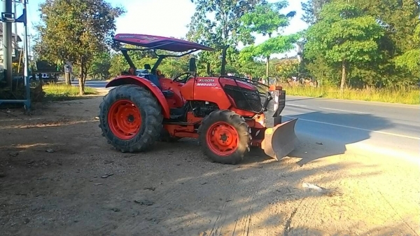 ขายรถ KUBOTA M 6040 สภาพดีพร้อมใช้งานพร้อมอุปกรณ์ด้นหน้าและผานพรวน 6 จาน