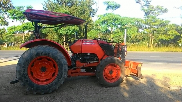 ขายรถ KUBOTA M 6040 สภาพดีพร้อมใช้งานพร้อมอุปกรณ์ด้นหน้าและผานพรวน 6 จาน
