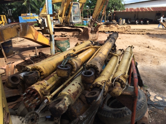 กระบอกยกPC200-5  มี1คู่ ขายอันละ 18000. สวย.กระบอกอาร์ม ขาย 48000.