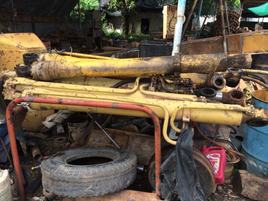 กระบอกยกPC200-5  มี1คู่ ขายอันละ 18000. สวย.กระบอกอาร์ม ขาย 48000.