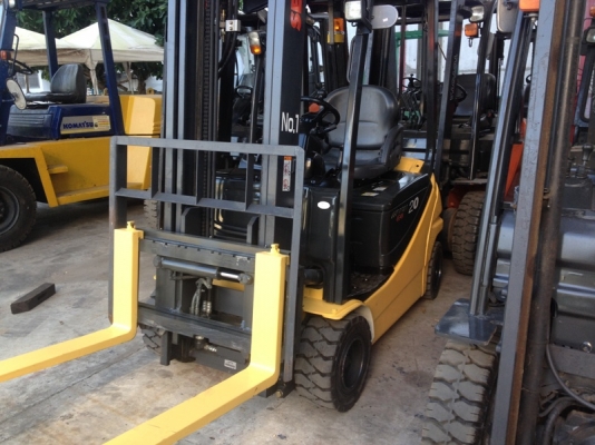 ขายรถยกKomatsu โฟล์คลิฟท์   รุ่น  FB20 ขนาด2ตันรุ่นใหม่ ไฟฟ้าเกียร์ออโต้ ซไลด์ชิฟ เสา3เมตร 2500ชม.มีหลายคัน