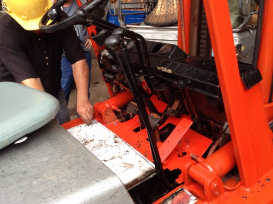 ขายรถโฟร์คลิฟ ยี่ห้อ โตโยต้า 3 ตัน เครื่องดีเซล เกียร์ธรรมา เสาสูง 3 เมตร