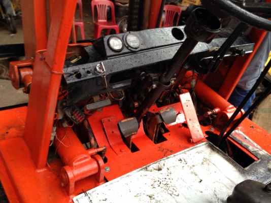 ขายรถโฟร์คลิฟ ยี่ห้อ โตโยต้า 3 ตัน เครื่องดีเซล เกียร์ธรรมา เสาสูง 3 เมตร