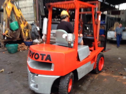 ขายรถโฟร์คลิฟ ยี่ห้อ โตโยต้า 3 ตัน เครื่องดีเซล เกียร์ธรรมา เสาสูง 3 เมตร