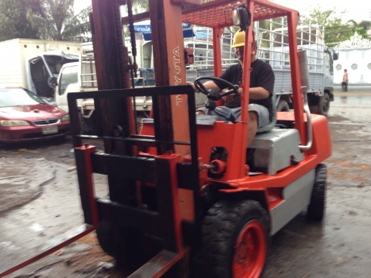 ขายรถโฟร์คลิฟ ยี่ห้อ โตโยต้า 3 ตัน เครื่องดีเซล เกียร์ธรรมา เสาสูง 3 เมตร