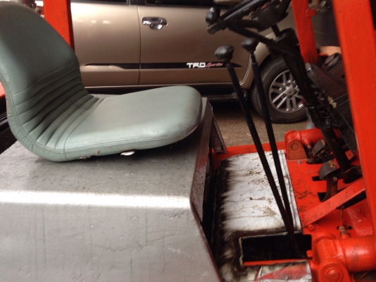 ขายรถโฟร์คลิฟ ยี่ห้อ โตโยต้า 3 ตัน เครื่องดีเซล เกียร์ธรรมา เสาสูง 3 เมตร