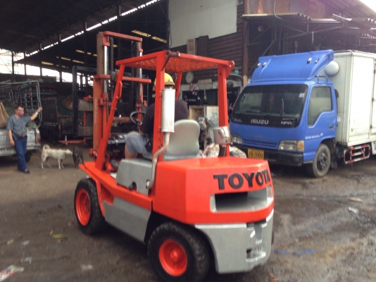 ขายรถโฟร์คลิฟ ยี่ห้อ โตโยต้า 3 ตัน เครื่องดีเซล เกียร์ธรรมา เสาสูง 3 เมตร