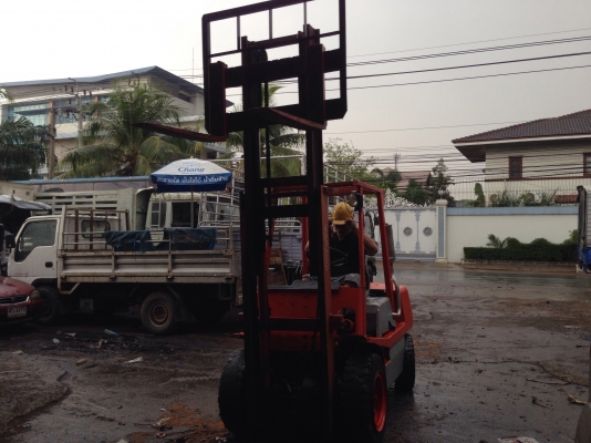 ขายรถโฟร์คลิฟ ยี่ห้อ โตโยต้า 3 ตัน เครื่องดีเซล เกียร์ธรรมา เสาสูง 3 เมตร