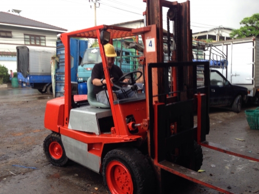 ขายรถโฟร์คลิฟ ยี่ห้อ โตโยต้า 3 ตัน เครื่องดีเซล เกียร์ธรรมา เสาสูง 3 เมตร