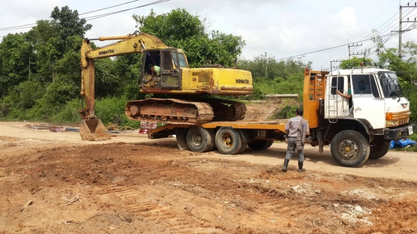 komatsu 200-6   ซีเรียน สูง ไฟครบ เครื่องฟิตใหม่มาหนึ่งแสน ยังไม่ได้ทำงานเลย