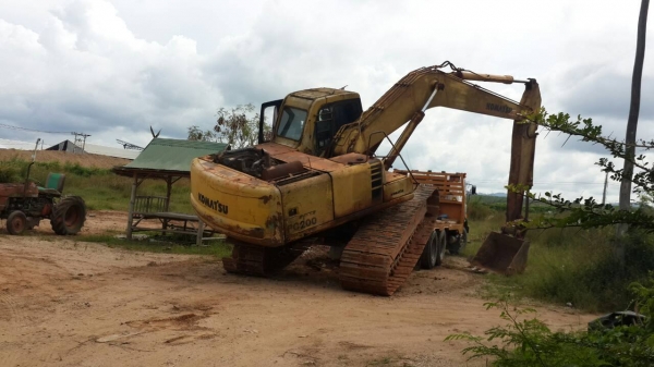 komatsu 200-6   ซีเรียน สูง ไฟครบ เครื่องฟิตใหม่มาหนึ่งแสน ยังไม่ได้ทำงานเลย