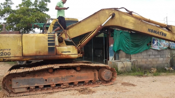komatsu 200-6   ซีเรียน สูง ไฟครบ เครื่องฟิตใหม่มาหนึ่งแสน ยังไม่ได้ทำงานเลย