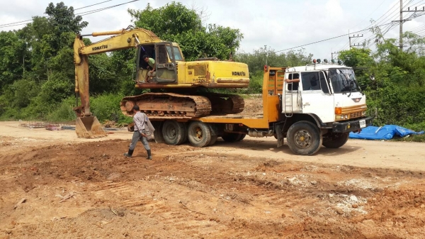 komatsu 200-6   ซีเรียน สูง ไฟครบ เครื่องฟิตใหม่มาหนึ่งแสน ยังไม่ได้ทำงานเลย