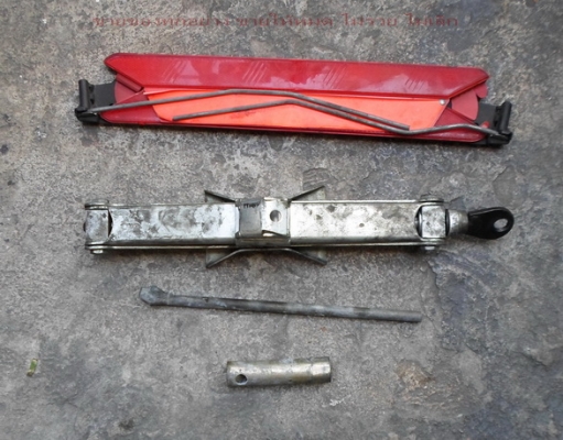 แม่แรง รถยุโรป พร้อมป้ายสะท้อนแสง(ของแท้) แม่แรง รถยุโรป พร้อมป้ายสะท้อนแสง(ของแท้)