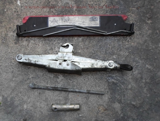 แม่แรง รถยุโรป พร้อมป้ายสะท้อนแสง(ของแท้) แม่แรง รถยุโรป พร้อมป้ายสะท้อนแสง(ของแท้)